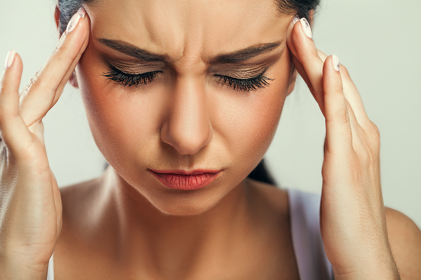 Tinnitus Treatment 1 Woman Experiencing Severe Headache